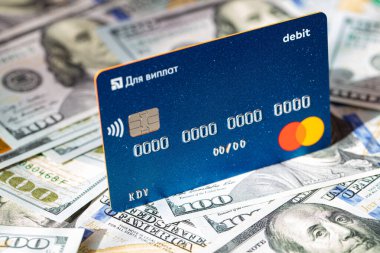 Kyiv, Ukrayna - 10 Nisan 2021: Banka kartı ve 100 dolarlık banknot