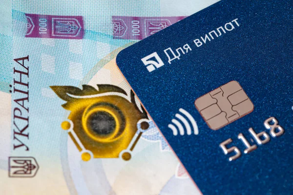 Kyiv, Ukrayna - 10 Nisan 2021: 1000 Ukrayna Hrivnia banknotunun banka kartı