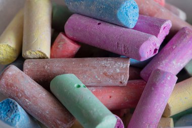 Kırık renkli tebeşir arkaplanı