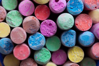 Kırık renkli tebeşir arkaplanı