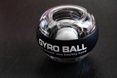 Siyah arka planda şeffaf plastik jirrobol. Bilek için egzersiz ekipmanı.