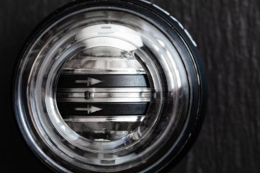 Siyah arka planda şeffaf plastik jirrobol. Bilek için egzersiz ekipmanı.