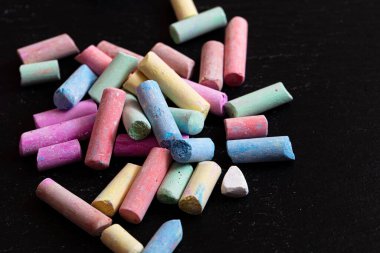 Kırık renkli tebeşir arkaplanı