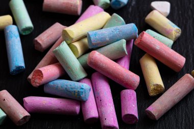 Kırık renkli tebeşir arkaplanı