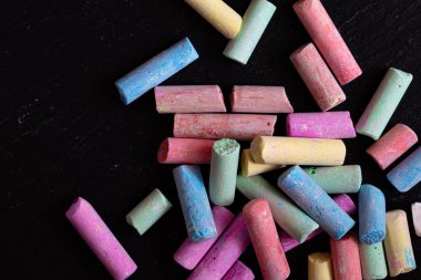 Kırık renkli tebeşir arkaplanı