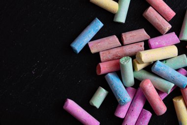 Kırık renkli tebeşir arkaplanı