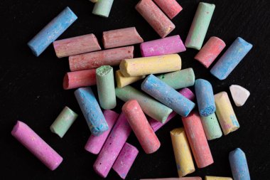 Kırık renkli tebeşir arkaplanı