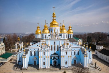 Kyiv, Ukrayna -1 Nisan 2021: Ukrayna, Kyiv 'deki St. Michael' s Golden-Domed Manastırı. İnsansız hava aracından görüntüle