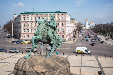 Kyiv, Ukrayna - 1 Nisan 2021: Kyiv 'deki Bohdan Khmelnytskyi Anıtı