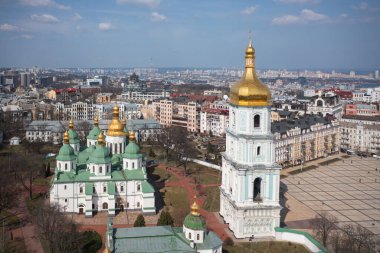 Kyiv, Ukrayna - 1 Nisan 2020: Aziz Sophia Katedrali, Kyiv. İnsansız hava aracından görüntüle