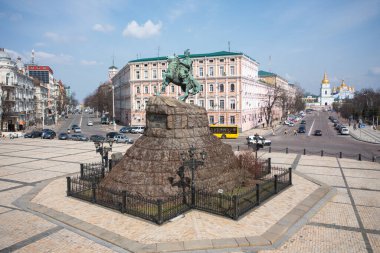 Kyiv, Ukrayna - 1 Nisan 2021: Kyiv 'deki Bohdan Khmelnytskyi Anıtı