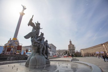 Kyiv, Ukrayna - 1 Nisan 2021: Bağımsızlık Meydanı 'ndaki Kyiv Anıtı