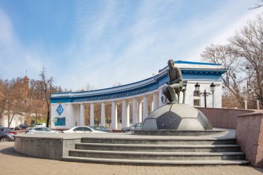 Kyiv, Ukrayna - 1 Nisan 2021: Dinamo Stadyumu yakınlarındaki Valeriy Lobanovskyi anıtı