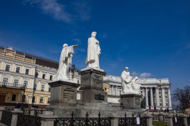 Kyiv, Ukrayna - 1 Nisan 2021: Prenses Olga Anıtı, Aziz Andrew, Aziz. Cyril ve Methodius
