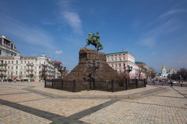 Kyiv, Ukrayna - 1 Nisan 2021: Kyiv 'deki Bohdan Khmelnytskyi Anıtı