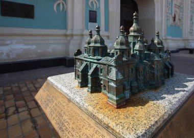 Kyiv, Ukrayna - 1 Nisan 2021: Ukrayna 'nın başkenti Kyiv' deki St. Michael 's Golden-Domed Manastırı' nın modeli.