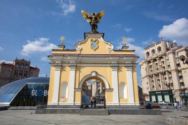 Kyiv, Ukrayna - 1 Nisan 2021: Bağımsızlık Meydanı 'ndaki Kyiv' in hamisi Başmelek Aziz Mikail 'in heykeli.