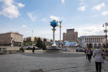 Kyiv, Ukrayna - 1 Nisan 2021: Kyiv, Ukrayna 'daki Globe Anıtı. Sıfır kilometre işareti