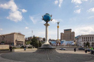 Kyiv, Ukrayna - 1 Nisan 2021: Kyiv, Ukrayna 'daki Globe Anıtı. Sıfır kilometre işareti