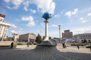 Kyiv, Ukrayna - 1 Nisan 2021: Kyiv, Ukrayna 'daki Globe Anıtı. Sıfır kilometre işareti
