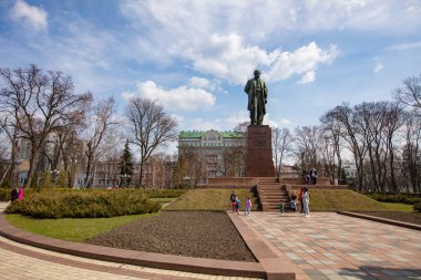 Kyiv, Ukrayna - 1 Nisan 2021: Ukrayna 'nın Kyiv kentindeki Taras Şevçenko Anıtı