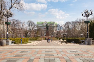 Kyiv, Ukrayna - 1 Nisan 2021: Ukrayna 'nın Kyiv kentindeki Taras Şevçenko Anıtı