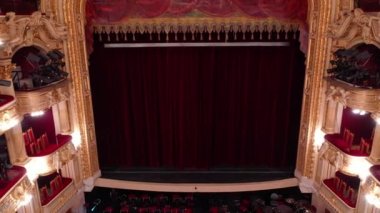 Lviv, Ukrayna - 18 Aralık 2020: Lviv Opera Binası. Perde açılıyor