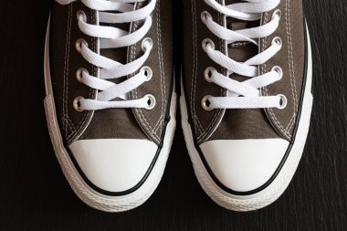 Siyah arkaplandaki gri spor ayakkabıların yakınlaştırılması