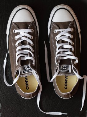 Lviv, Ukrayna - 9 Nisan 2021: Gri Converse All Star ayakkabıları siyah arka planda