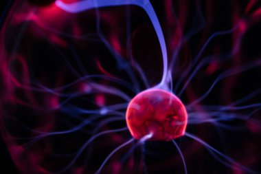 Plazma lambası ve küreye yakın çekim