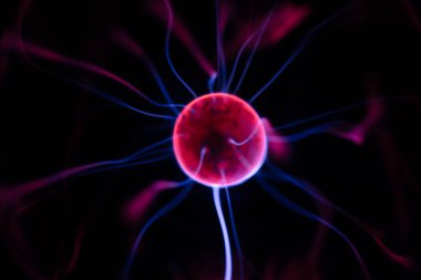 Plazma lambası ve küreye yakın çekim