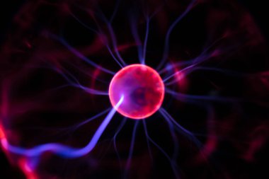 Plazma lambası ve küreye yakın çekim