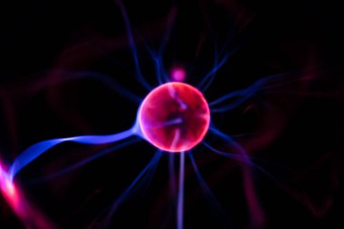 Plazma lambası ve küreye yakın çekim