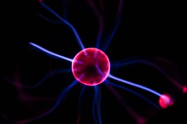 Plazma lambası ve küreye yakın çekim