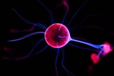 Plazma lambası ve küreye yakın çekim