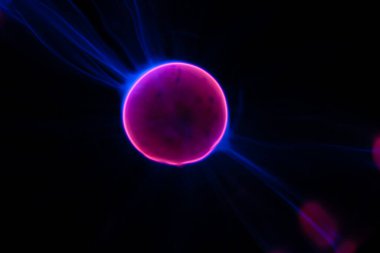 Plazma lambası ve küreye yakın çekim