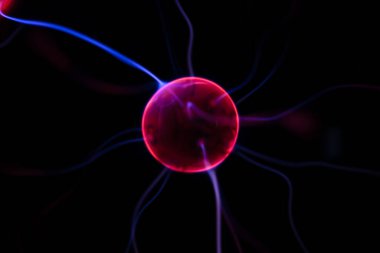 Plazma lambası ve küreye yakın çekim