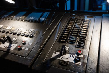 Tiyatroda sahne ekipmanı kontrol paneli