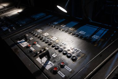 Tiyatroda sahne ekipmanı kontrol paneli