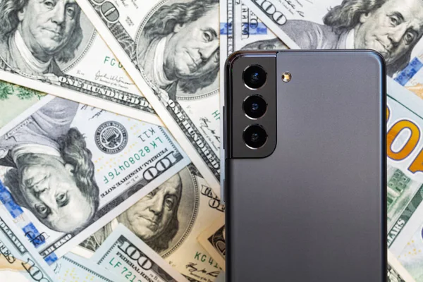 Фантомний Сірий Смартфон 100 Доларовому Фоні — стокове фото