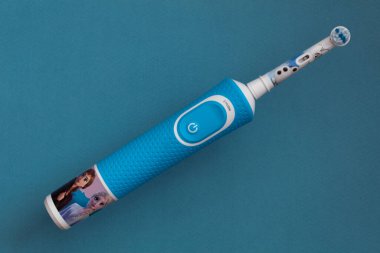 Frankfurt, Almanya - 1 Mayıs 2021: Çocuklar için Braun Oral-B şarj edilebilir diş fırçası. Disney Donmuş II sürümü