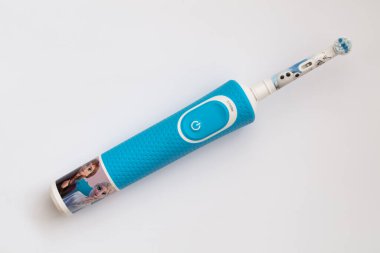 Frankfurt, Almanya - 1 Mayıs 2021: Çocuklar için Braun Oral-B şarj edilebilir diş fırçası. Disney Donmuş II sürümü