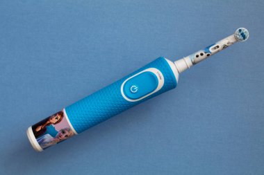 Frankfurt, Almanya - 1 Mayıs 2021: Çocuklar için Braun Oral-B şarj edilebilir diş fırçası. Disney Donmuş II sürümü