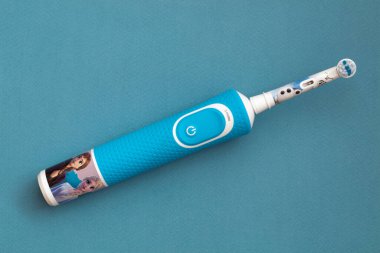 Frankfurt, Almanya - 1 Mayıs 2021: Çocuklar için Braun Oral-B şarj edilebilir diş fırçası. Disney Donmuş II sürümü