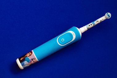 Frankfurt, Almanya - 1 Mayıs 2021: Çocuklar için Braun Oral-B şarj edilebilir diş fırçası. Disney Donmuş II sürümü