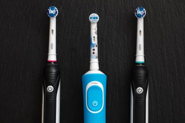 Frankfurt, Almanya - 1 Mayıs 2021: Elektrikli diş fırçası Oral-B Cross Action PRO 750 siyah baskı ve Braun Oral-B şarj edilebilir diş fırçası 3 + yıllık Disney Frozen II