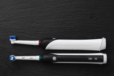 Frankfurt, Almanya - 1 Mayıs 2021: İki Elektrikli diş fırçası Oral-B Cross Action PRO 750 siyah arka plan baskısı