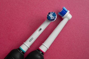 Frankfurt, Almanya - 1 Mayıs 2021: Oral-B Elektrikli Diş fırçası Değiştirme Başlıkları