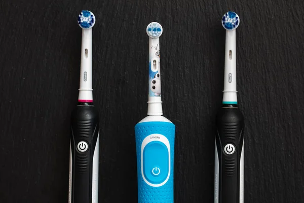 Frankfurt, Almanya - 1 Mayıs 2021: Elektrikli diş fırçası Oral-B Cross Action PRO 750 siyah baskı ve Braun Oral-B şarj edilebilir diş fırçası 3 + yıllık Disney Frozen II