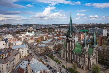 Lviv, Ukrayna - 1 Mayıs 2021: Ukrayna 'nın Lviv kentindeki Elizabeth kilisesine hava saldırısı. Paskalya yemeği, pasta, yumurta kutsanması